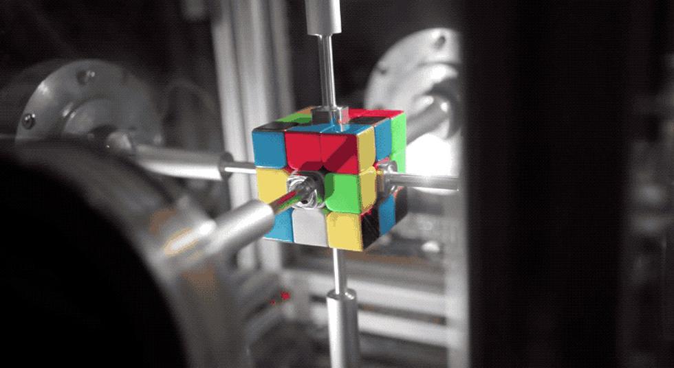 Robot estableciendo nuevo récord en la resolución del Cubo de Rubik